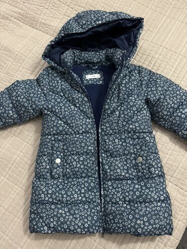 детский пальто: Детские верхние вещи (набор из 3 курток/пальто) 1) Цветочная стеганая