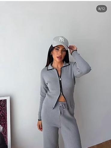 Gornji i donji deo: Kompletan outfit — zip jakna i pantalone od trikotaže! ❤️ Šta dobijač — 8