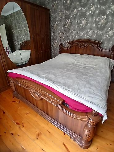 oval masa: Klassik üslubda yataq otağı mebel dəsti Tərkibi: - Qarderob: 4 — 3
