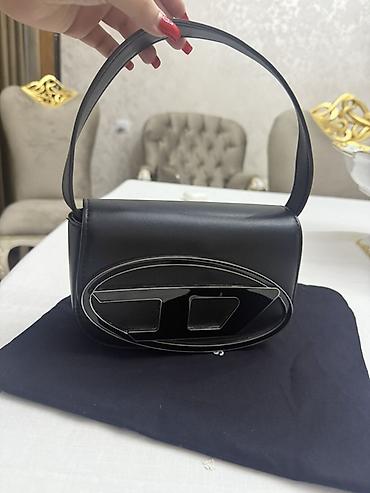 Çantalar: Qadın əl çantası – qara rəng, mini “shoulder bag” formatında. - — 1