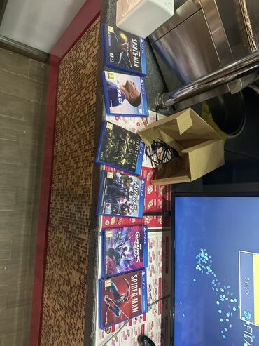 ноутбук продаю: Набор из шести видеоигр для консоли PlayStation 4. Включает популярные