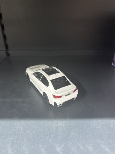 Avtomobil modelləri: Miqyaslı model avtomobil – BMW M3 sedan, ağ rəngdə - Korpus: detallı — 6