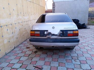 тамбурную машину: Volkswagen Passat: 1990 г., 1.8 л, Механика, Бензин, Седан