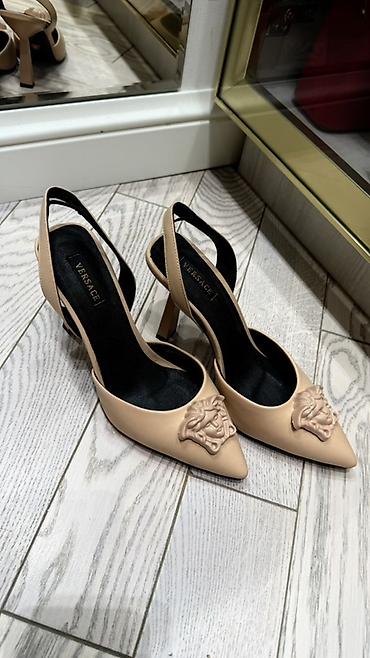 Tuflilər: Versace qadın ayaqqabısı – bej rəngli slingback nasoslar 38 razmer — 2