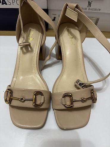 Basanoşka və səndəllər: Bej rəngli qadın sandal - Model: kvadrat burunlu, qalın dabanlı — 2