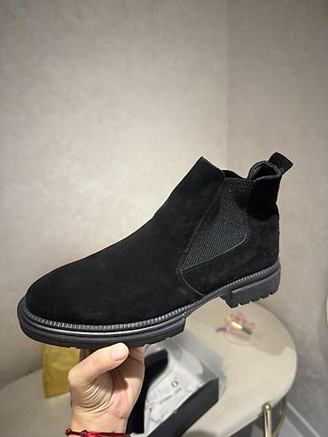 just cavalli saat: Qara süet kişi Çelsi çəkməsi - Material: Yumşaq süet üst hissə — 1