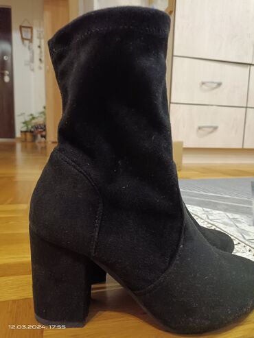 Women's Footwear: Boots, 37