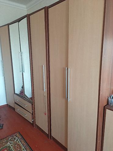 divar yataq: İşlənmiş, 4 qapılı, Güzgülü, Sarı, Taxta, Açılan, Düz dolab — 1