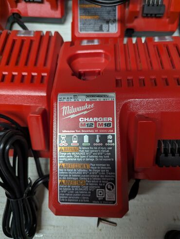 зарядник для аккумуляторов: Milwaukee зарядное устройство. оригинал. M12 m18