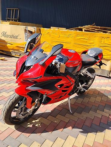 t max: Спортивный мотоцикл в обтекателях, ярко‑красный с чёрными акцентами — 2