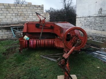 1221 traktor: Bu köhnə şəkildi indi tekeri yerindədir. Pres yaxşı vezyetdedir