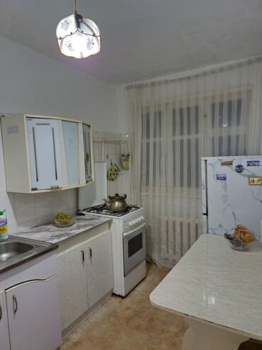 сдаю квартиру в частном доме: 3 бөлмө, 60 кв. м, Жеке план, 3 кабат, Косметикалык ремонт