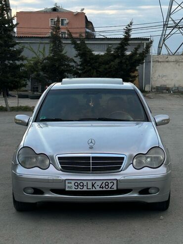 Mercedes-Benz: Gümüşü rəngdə olan Mercedes-Benz C-Class sedanı. Avtomobil təkər