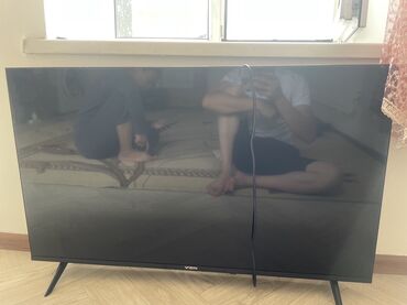широкоэкранный телевизор: Телевизор Vizio с плоским экраном и черным корпусом, установленный на