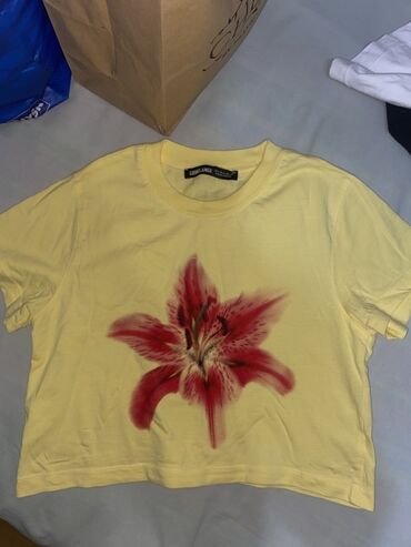 Sarı rəngdə, qısa kəsimli t-shirt. Ön hissəsində qırmızı və çəhrayı