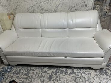 коженный диван: Прямой диван, цвет - Белый, Б/у