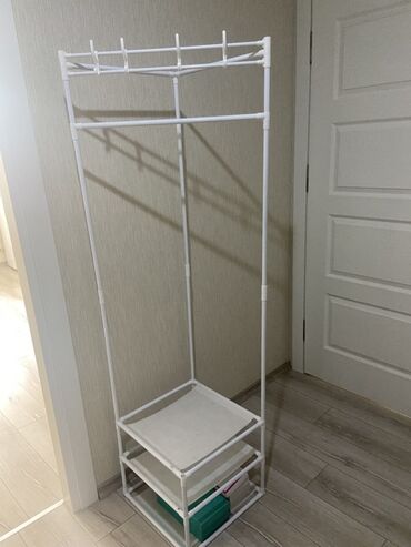 вешалки напольные для одежды деревянные дорогие: Ağ rəngli metal/boru konstruksiyalı paltar asılqanı və