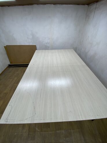 Другое оборудование для швейных цехов: Продаю закройный стол Длина: 2,30 Ширина: 1,80 Высота: 87 На мини цех