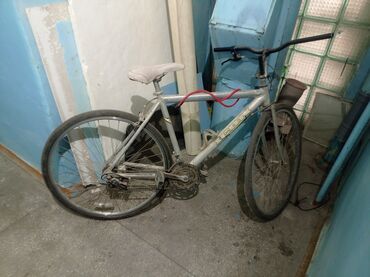 насос для велосипедов: Продаю городской велосипед Колеса 28🔥 Всё работает, на ходу Желательно