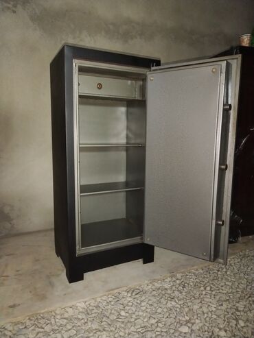 Seyflər: Seyf Türk zavod malı . Yanmayan oda davamlı. İçi qumlu. Yüksək — 4