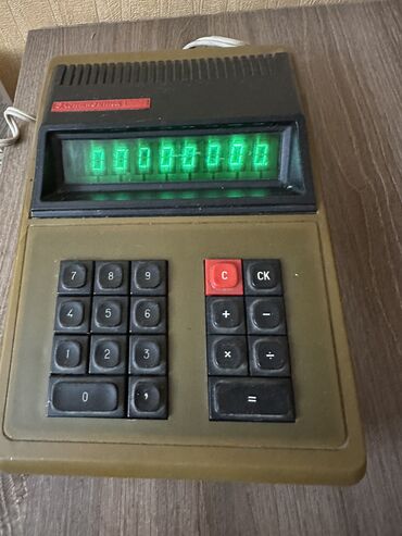 мини калькулятор: Продаю калькулятор СССР работает от сети