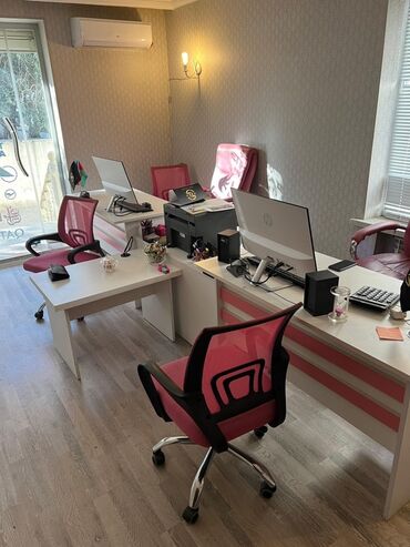 Ofislər: Yasamal rayonunda yol kənarında əla vəziyyətdə tam əşyalı və — 12