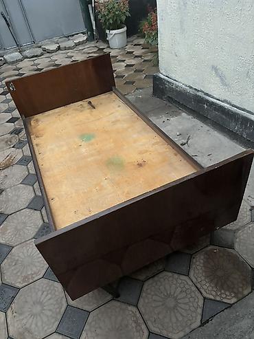 bunk bed: Односпальная деревянная кровать советского типа. - Размер спального — 2