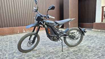 купить трехколесный мотороллер: Электрический мотоцикл surron light bee x в черном цвете. Оборудован