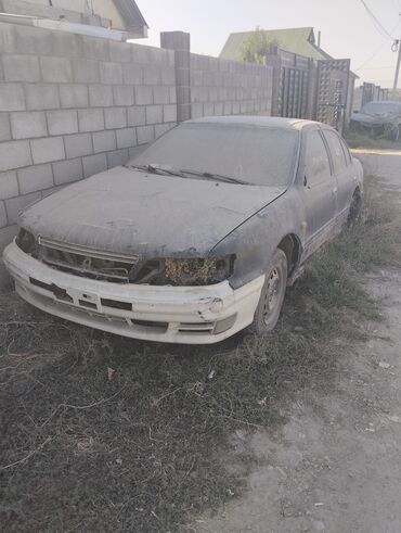 нисан сефро ошто: Седан Nissanмаксима A32, окрашенный в темный цвет, с характерным для
