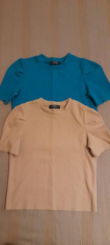 Προσωπικά αντικείμενα: Δύο μπλούζες
No XS
Bershka
Μασχάλη 40 έως 45
Μήκος 46
Τιμή 7€ τα δύο