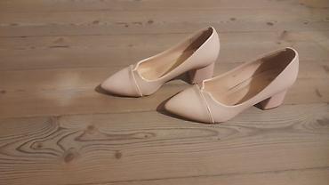 Qadın tuflisi – açıq bej rəng - Model: klassik nasos (pumps) - Burun
