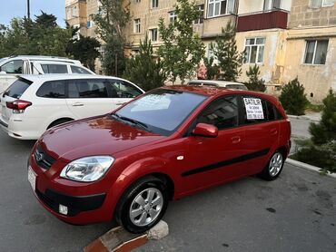 İnformatika: Qırmızı rəngdə Kia Rio hetçbek avtomobili. Kompakt ölçüsü sayəsində