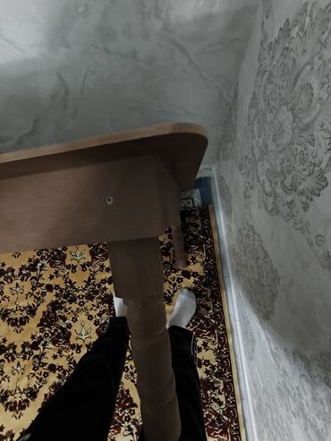 простой компьютерный стол: Обеденный/рабочий стол из массива и ЛДСП - Прямоугольная столешница с