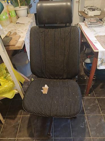 silla barske stolice: Sediste od opela sa tockicima ima malo pcepano sedaoni deo — 1
