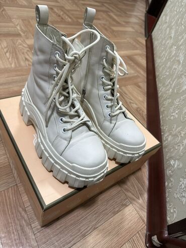 лоферы кожа: Белые женские ботинки на массивной подошве. Деми - Материал : кожа