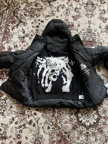 спортивные пуховики: Черная пуховая куртка с капюшоном + черный свитшот/свитер с