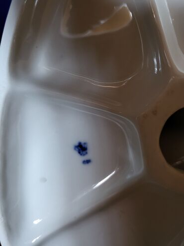 Staro posuđe i escajg: Figura nova pasa 7.god.Lippelsdorf Nemacka. Porcelanska figura — 14