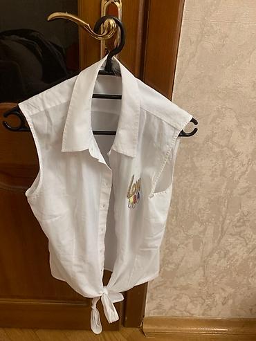 alt geyim: Çəhrayı rəngdə qısaqol köynək, üzərində ürək formalı payetli bəzək — 2