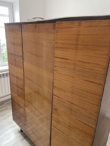 шкаф трехстворчатый: Шифоньер, Колдонулган, Түз, түсү - Күрөң, Жыгач