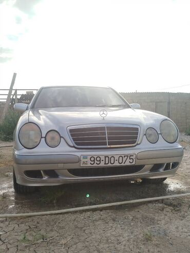 Mercedes-Benz E 220: 2.2 l | 2001 il Sedan