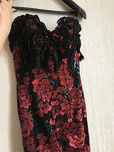 mirvari muncuqlar: Qırmızı güllü payetli gecə libası - Model: çiyinləri açıq, strapless — 5
