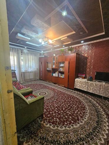 сдам квартиру в районе ошского рынка: 1 комната, 44 м², 105 серия, 3 этаж, Евроремонт