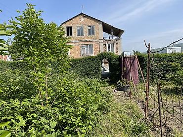 Продажа коттеджей и домов: Продаётся дом с участком в зелёном, тихом месте. Основные — 5