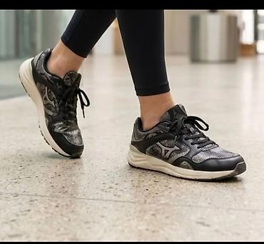 Ženske patike u crno-sivoj kombinaciji, sa modernim sportskim dizajnom