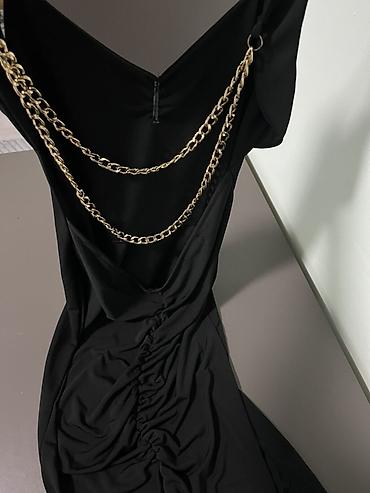 tn pertle: Elegantna crna haljina sa zlatnim lancima - Model: večernja haljina — 1