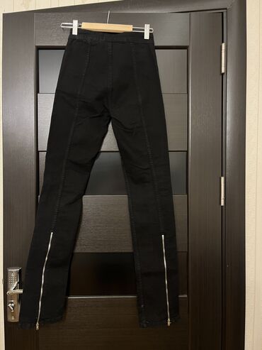 Atlama ipləri: Zara yan cibləri ve arxa eteklerde zamok olan, dar, uzun qara cins — 16