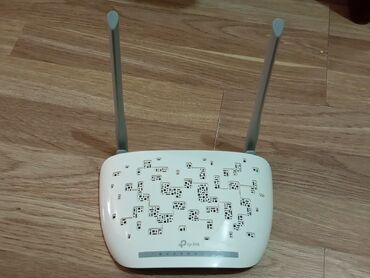 Kompüter və noutbuk aksesuarları: Ağ rəngli TP-Link simsiz router, iki xarici antenası.Elaqe 0705766696