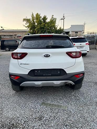 Kia: Компактный кроссовер Kia Stonic белого цвета, оснащенный рейлингами на — 2