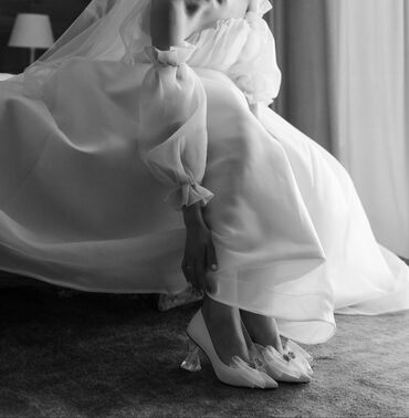 белое платье короткое свадебное: Срочно продаётся Очаровательное платье. Всё в комплекте. Надевала