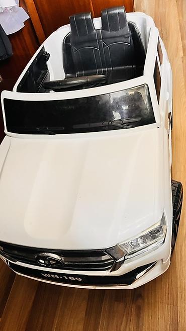 maşin uşaq: Uşaq elektrik avtomobili – Land Cruiser üslubunda, ağ rəng — 2